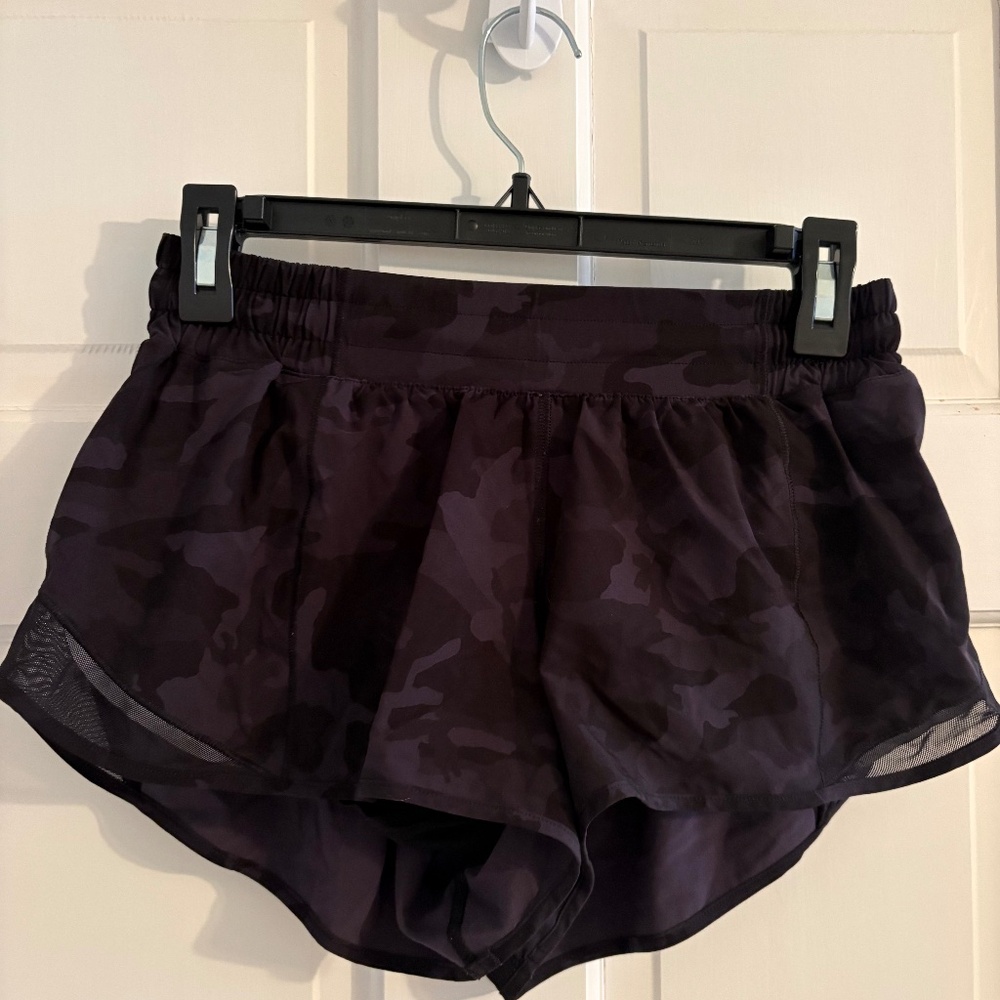 Lululemon Hotty Hot 2.5 in Shorts - size 8